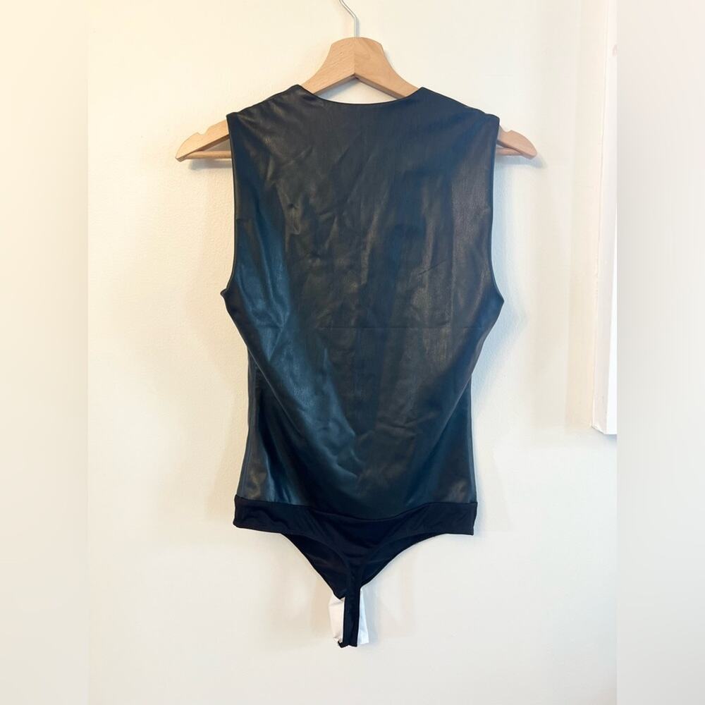 Express NWT body contour bodysuit faux leather black v neck thong - Picture 4 of 5